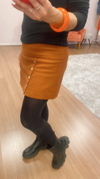 Shorts saia botões frente caramelo